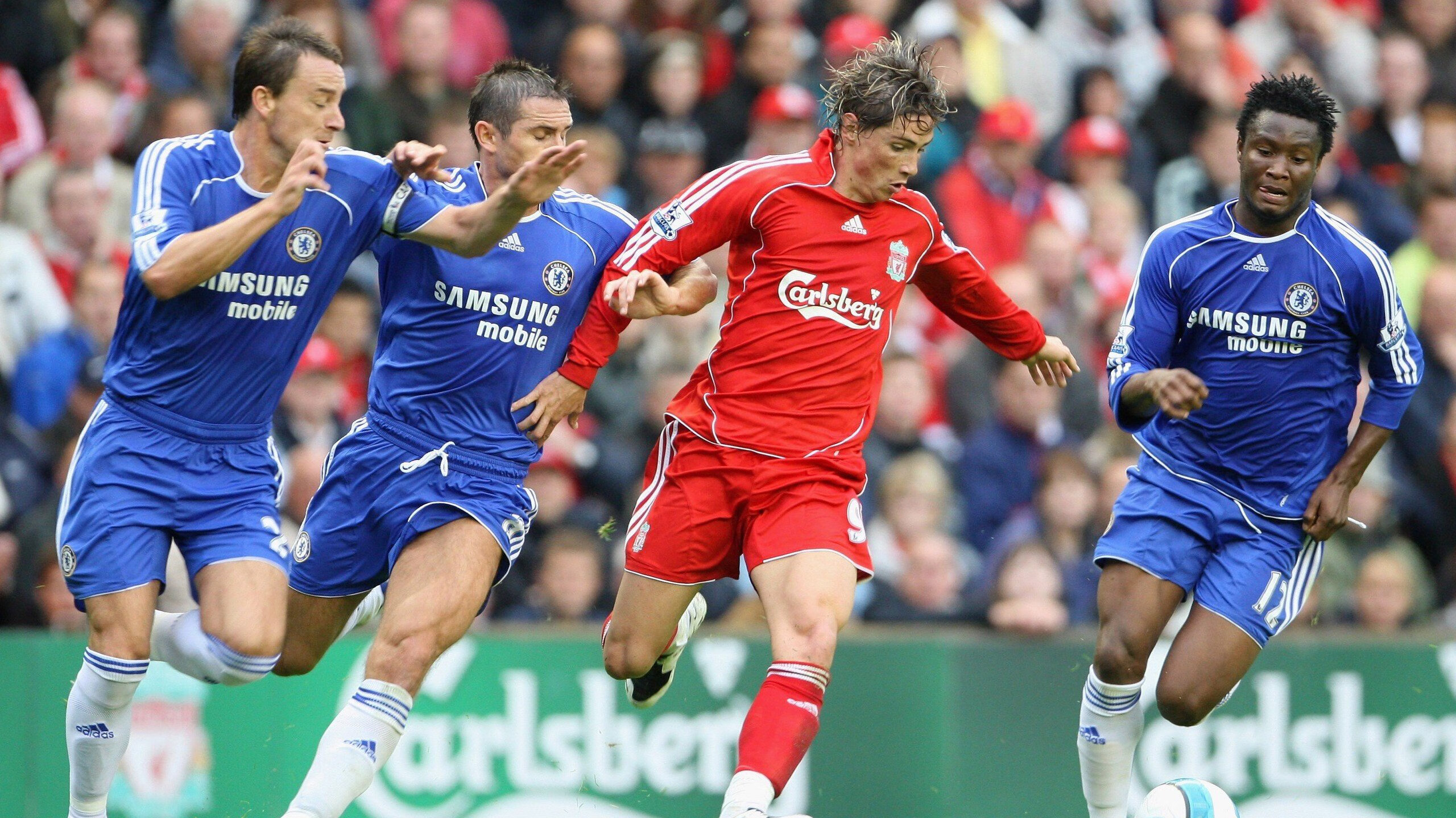 “闭眼奔跑听指令”信任赛 伙伴负责口头引导