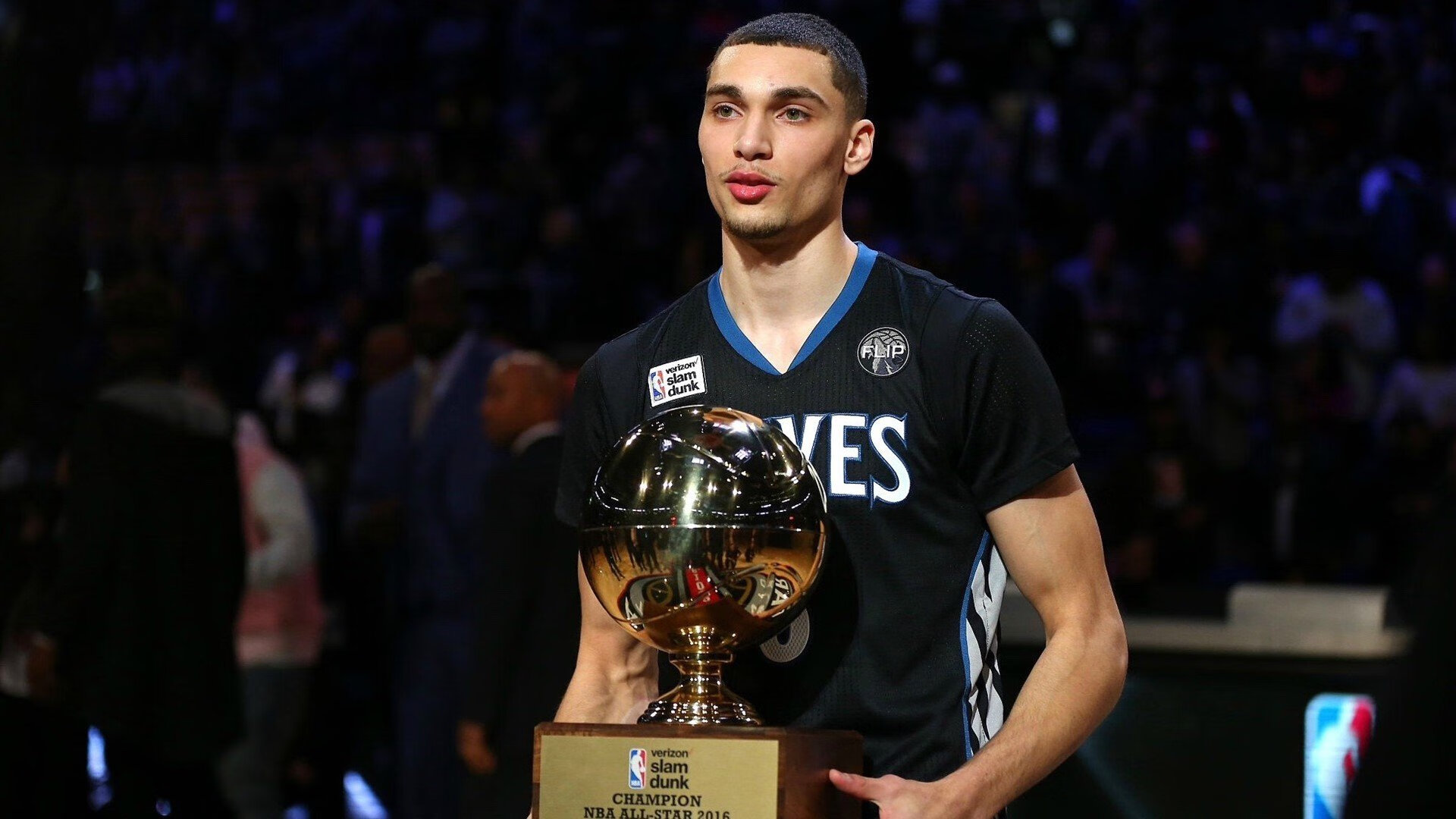 “水下方向感闭眼游测试赛” 安全绳保护下进行